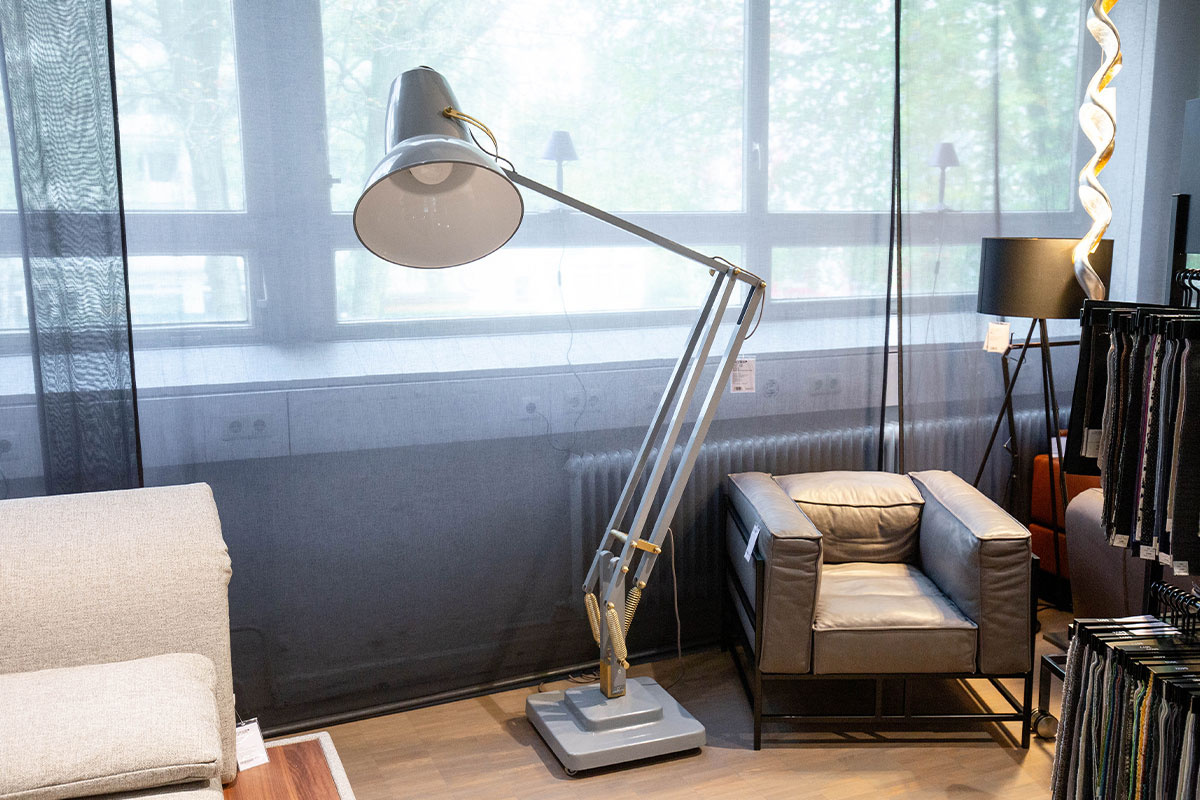 Stehleuchte Giant Brass von Anglepoise für 2.737 € Stehleuchte Giant Brass von Anglepoise für 2.737 €