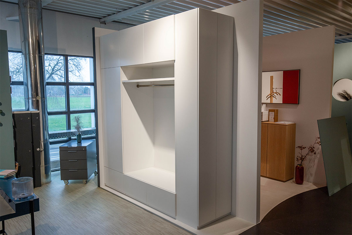 Garderobenschrank Refugium von Cramer Holzmanufaktur für 3.750 € Garderobenschrank Refugium von Cramer Holzmanufaktur für 3.750 €