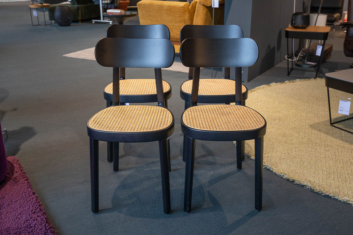 Stuhlgruppe 118 von Thonet für 1.590 € Stuhlgruppe 118 von Thonet für 1.590 €