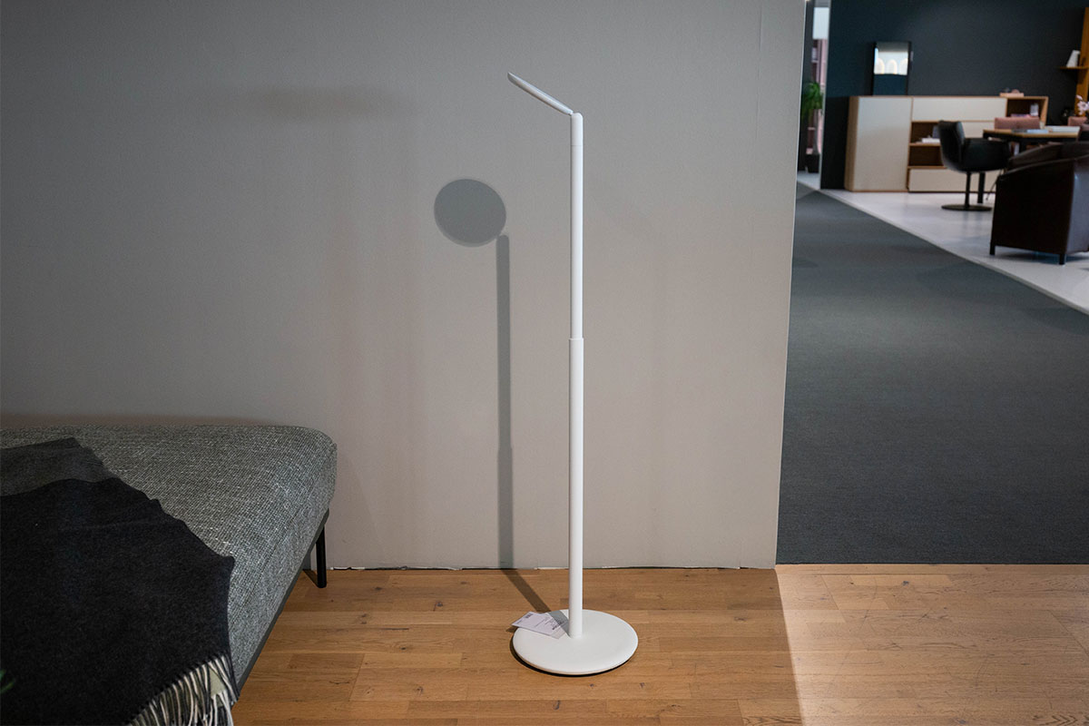 Akku-Stehleuchte Parrot white von GRAU für 749 € Akku-Stehleuchte Parrot white von GRAU für 749 €