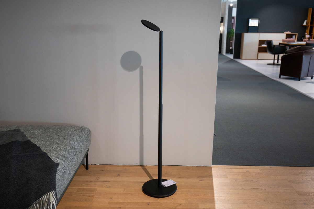 Akku-Stehleuchte Parrot black von GRAU für 749 € Akku-Stehleuchte Parrot black von GRAU für 749 €