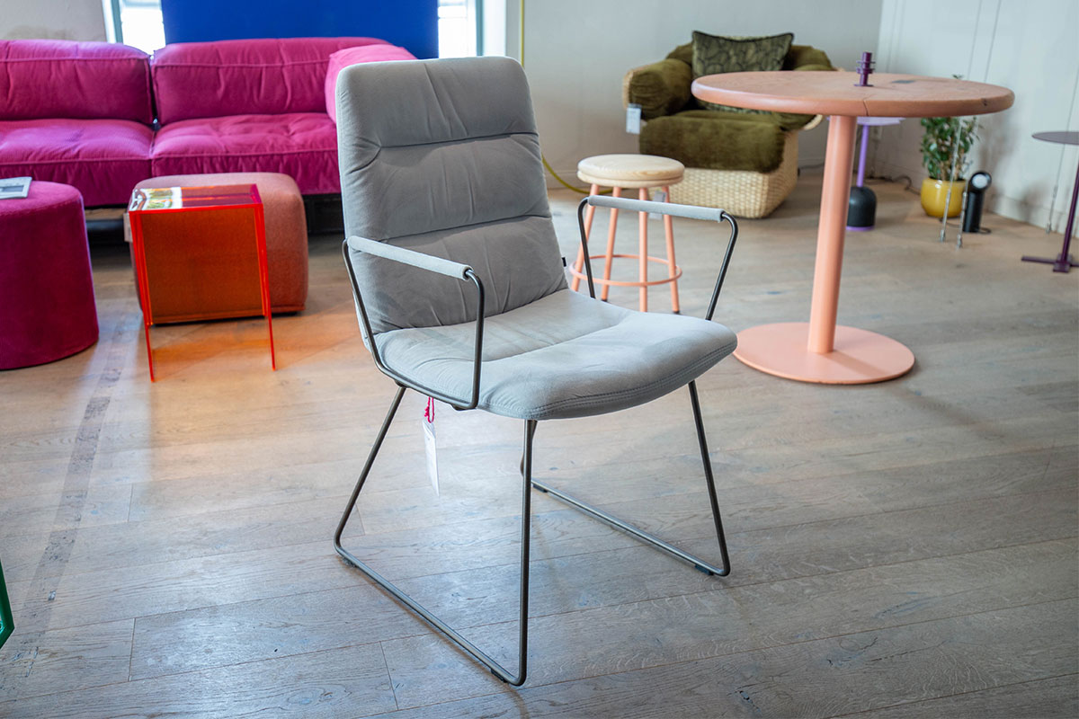 Stuhl Arva light mit Armlehne von KFF für 590 € Stuhl Arva light mit Armlehne von KFF für 590 €