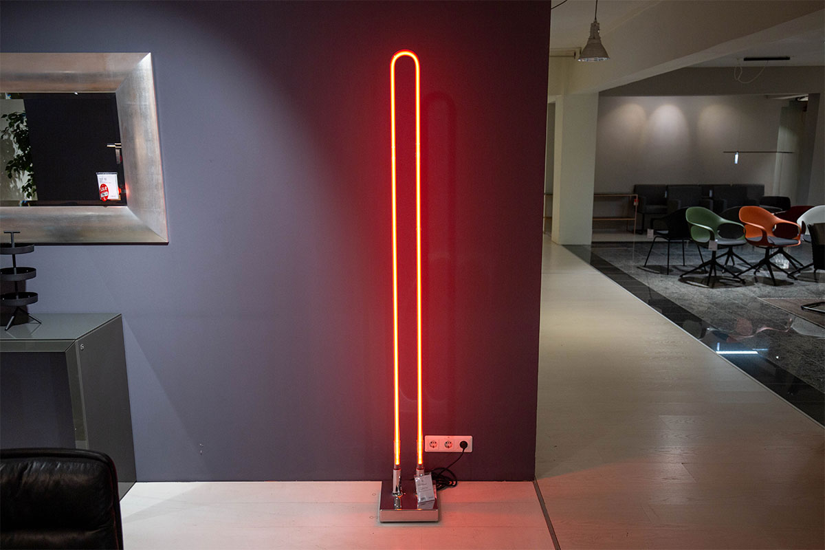 Stehleuchte beacon Neon von emNautic für 4.740 € Stehleuchte beacon Neon von emNautic für 4.740 €