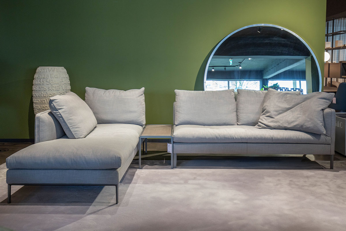 Sofa Paul inkl. Beistelltisch Jan JTA08 von Molteni für 10.999 € Sofa Paul inkl. Beistelltisch Jan JTA08 von Molteni für 10.999 €