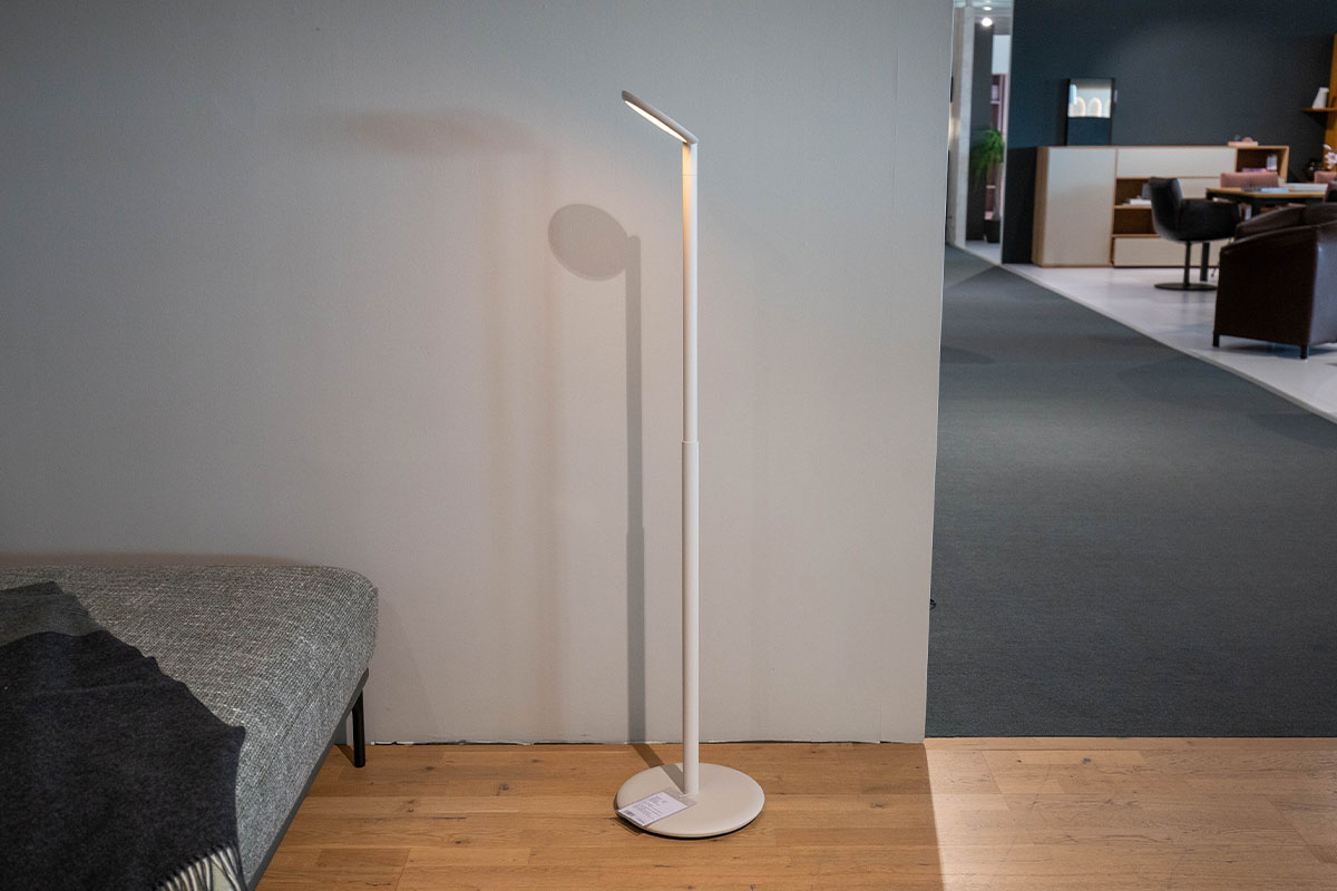 Akku-Stehleuchte Parrot sand white von GRAU für 749 € Akku-Stehleuchte Parrot sand white von GRAU für 749 €