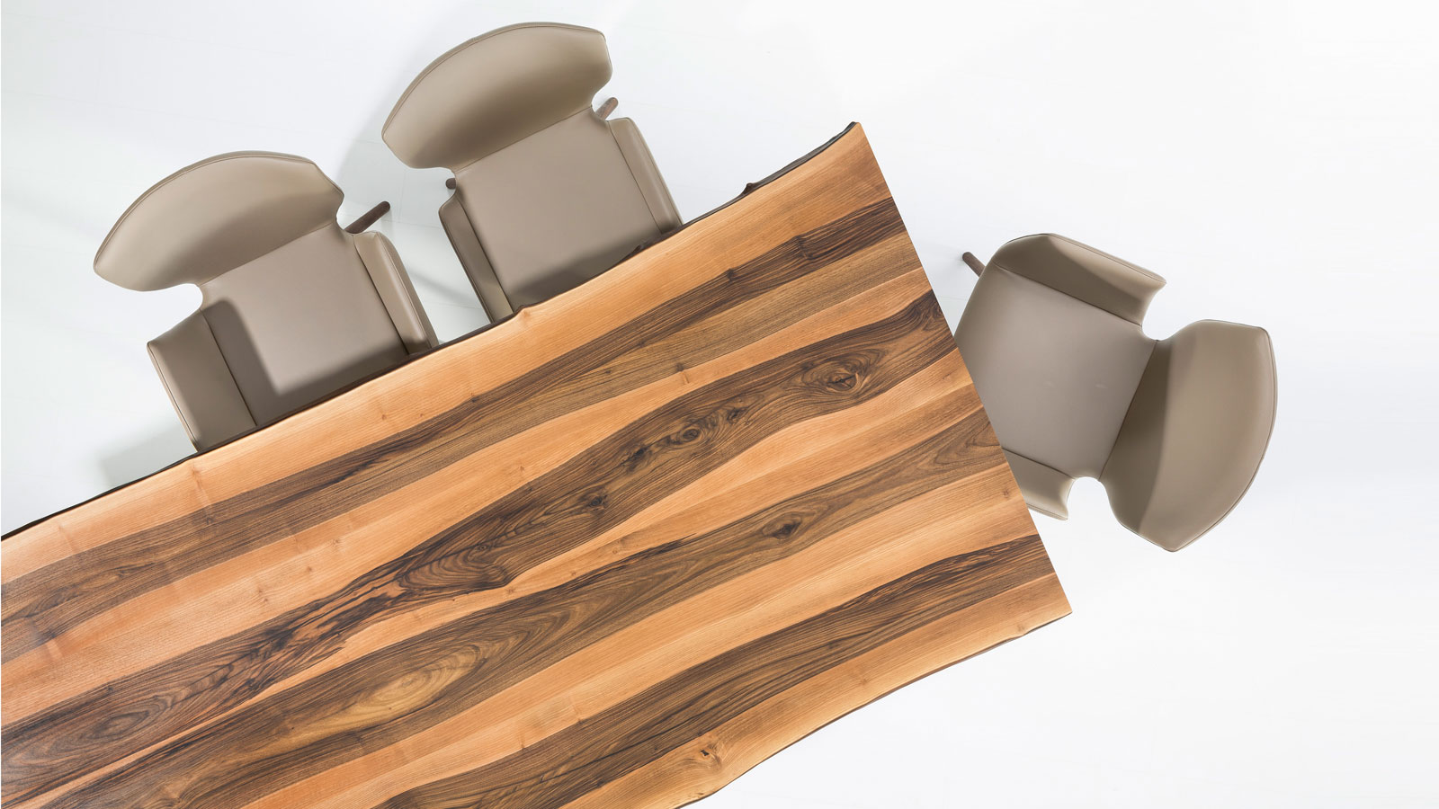 Bei Scholtissek werden einzigartige Design-Möbel aus Holz mit Liebe zum Detail handgefertigt