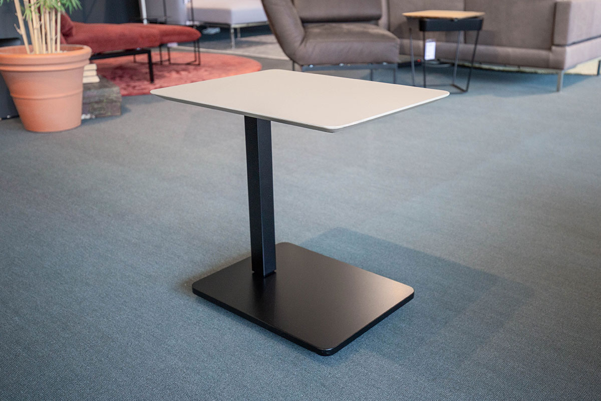 Beistelltisch Fenton von Bacher für 965 € Beistelltisch Fenton von Bacher für 965 €