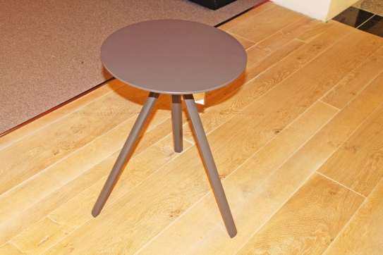 Beistelltisch Woody Carbone groß von Möller Design im Sale