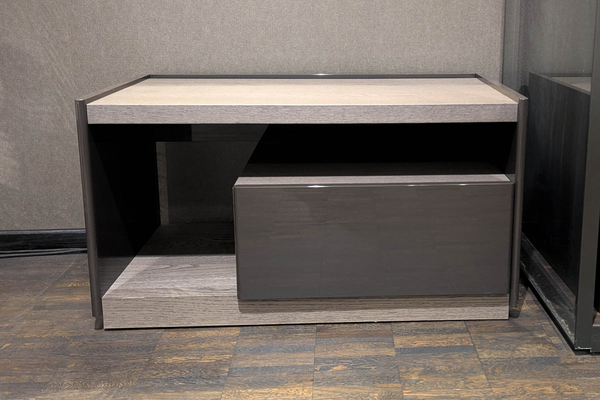 Nachtkommode 5050 von Molteni für 1.250 € Nachtkommode 5050 von Molteni für 1.250 €