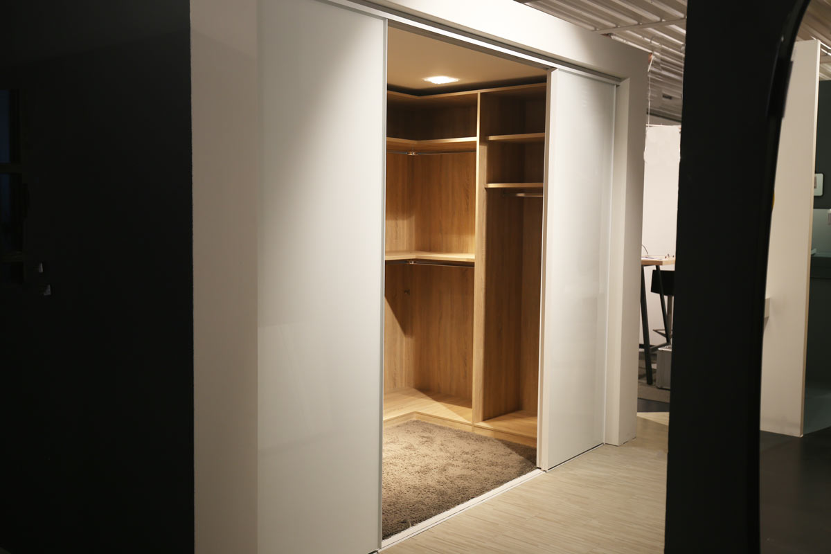 Offener Eck-Kleiderschrank inkl. Schiebetüren von Cramer Holzmanufaktur im Sale