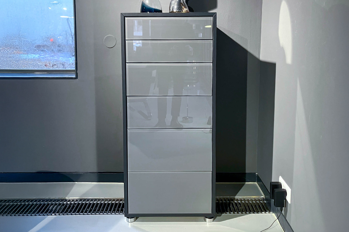 Kommode Velare Eiche moltenigrau von Cramer Holzmanufaktur für 2.640 € Kommode Velare Eiche moltenigrau von Cramer Holzmanufaktur für 2.640 €