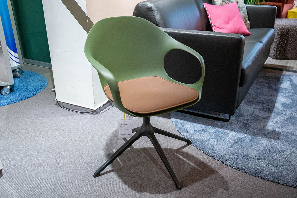 Stuhl Elephant inkl. Sitzkissen von Kristalia im Sale