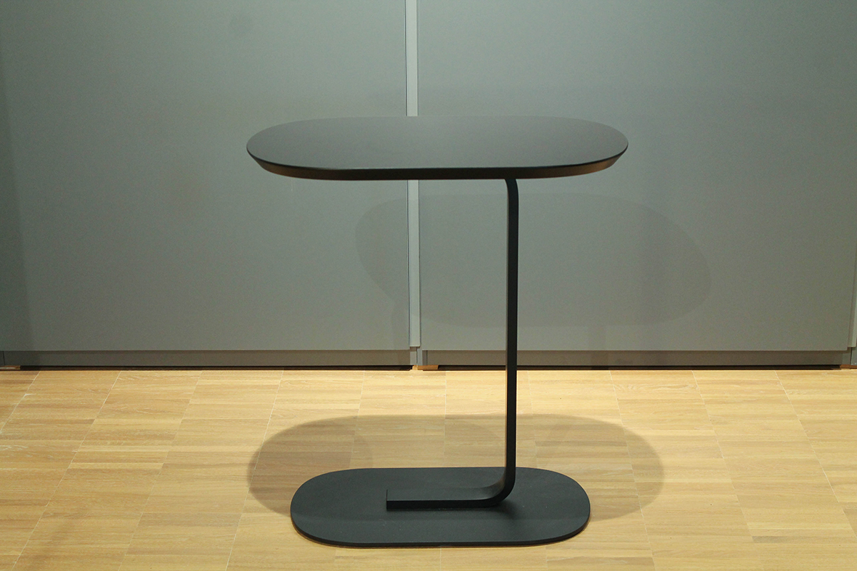 Beistelltisch Relate mit Linoleum-Tischplatte von Muuto im Sale