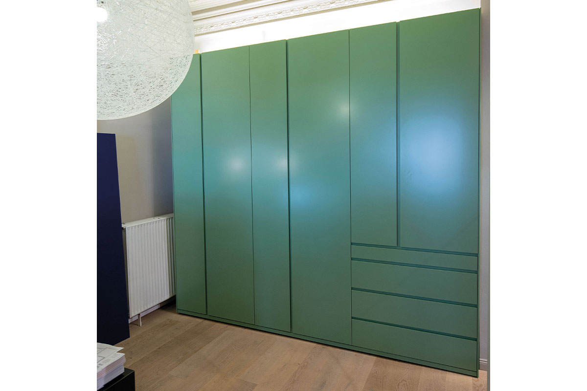 Kleiderschrank Refugium grün von Cramer Holzmanufaktur im Sale