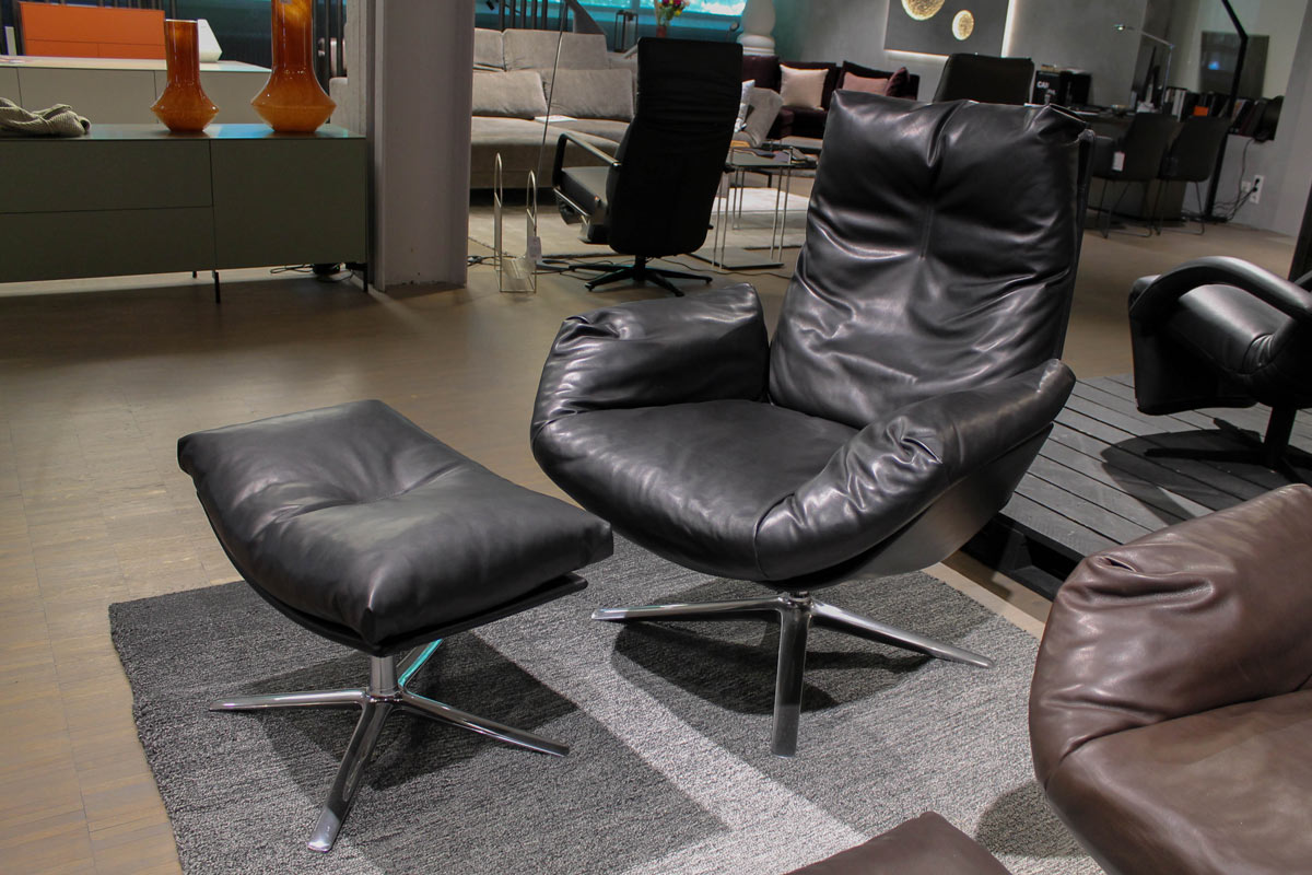 Sessel Cordia Lounge inkl. Hocker, Leder schwarz von COR für 7.890 € Sessel Cordia Lounge inkl. Hocker, Leder schwarz von COR für 7.890 €