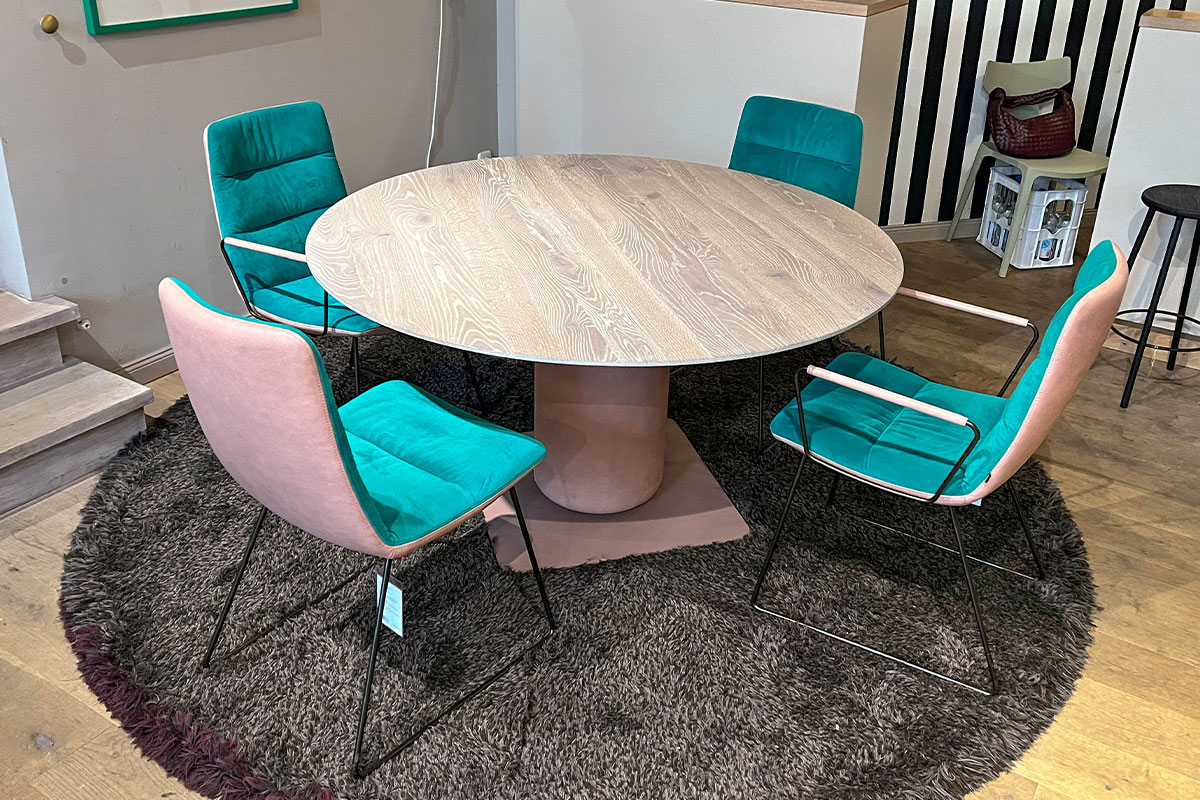 Esstisch Gaia mit Stuhlgruppe Arva Light von KFF im Sale
