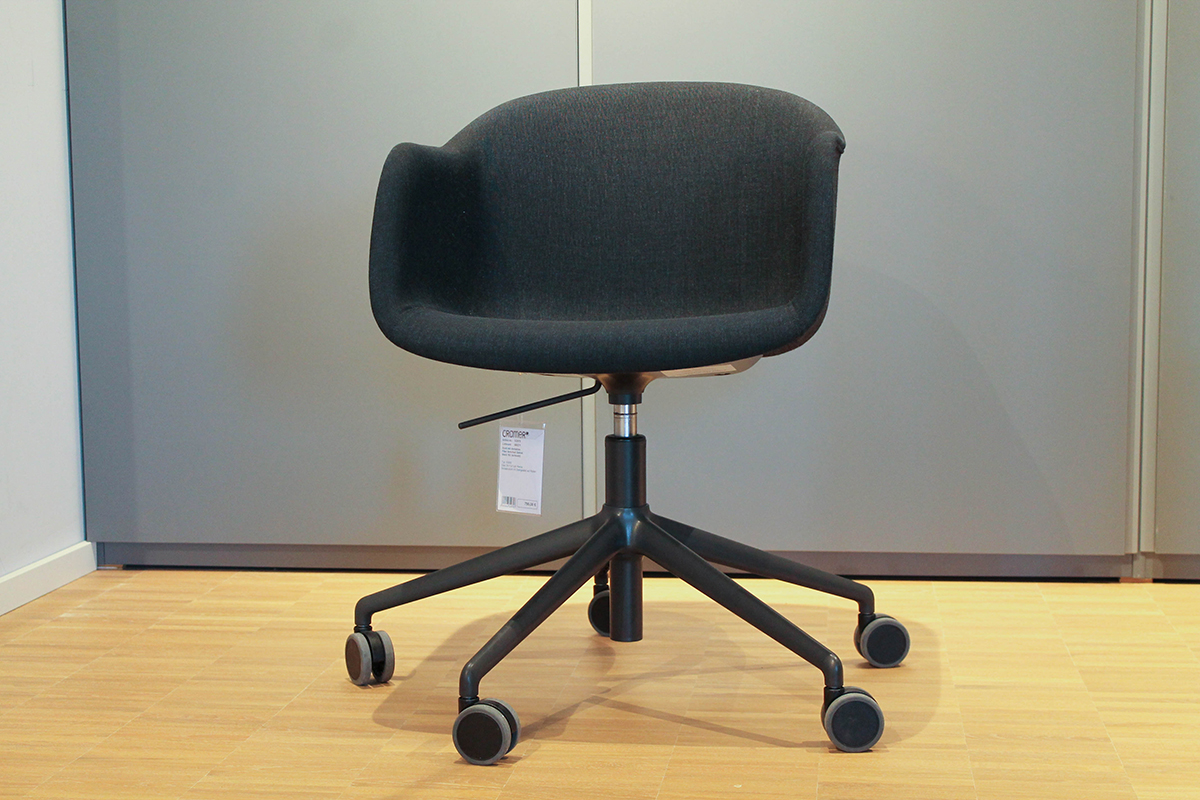 Bürodrehstuhl Fiber Armchair Swivel mit Rollen in Stoff von Muuto im Sale