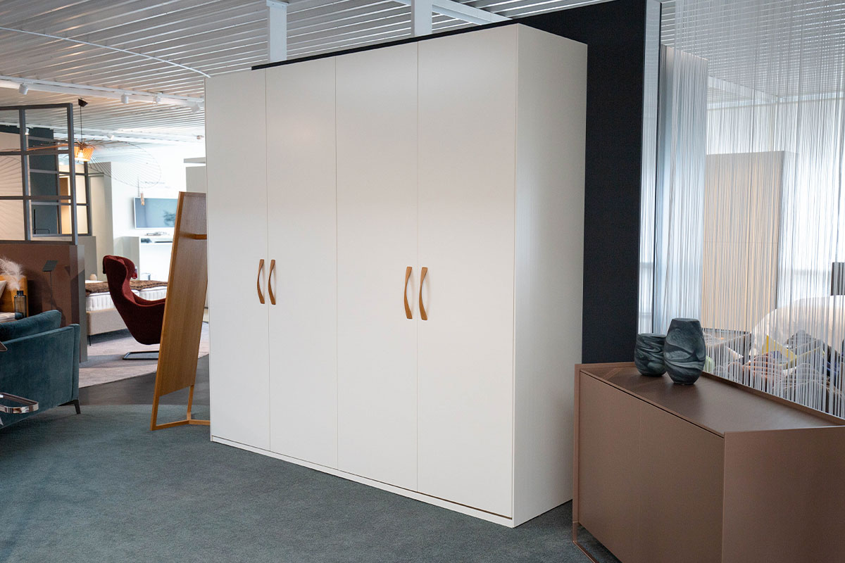 Kleiderschrank Refugium B 240 cm von Cramer Holzmanufaktur für 4.250 € Kleiderschrank Refugium B 240 cm von Cramer Holzmanufaktur für 4.250 €
