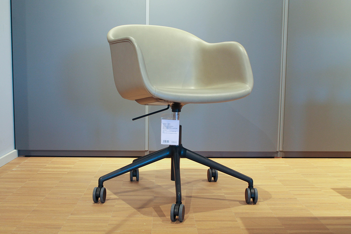 Bürodrehstuhl Fiber Armchair Swivel mit Rollen in Leder von Muuto im Sale