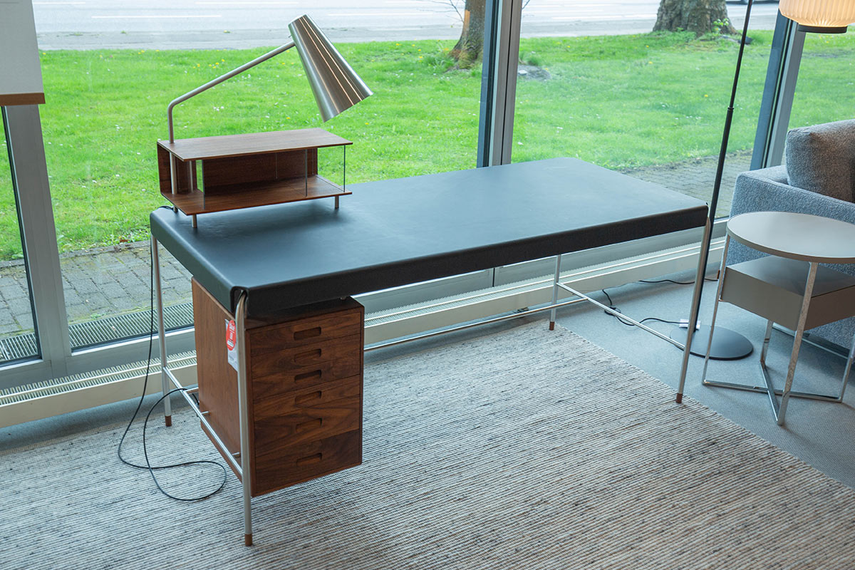 Schreibtisch AJ52 inkl. Schreibtischleuchte von Carl Hansen im Sale