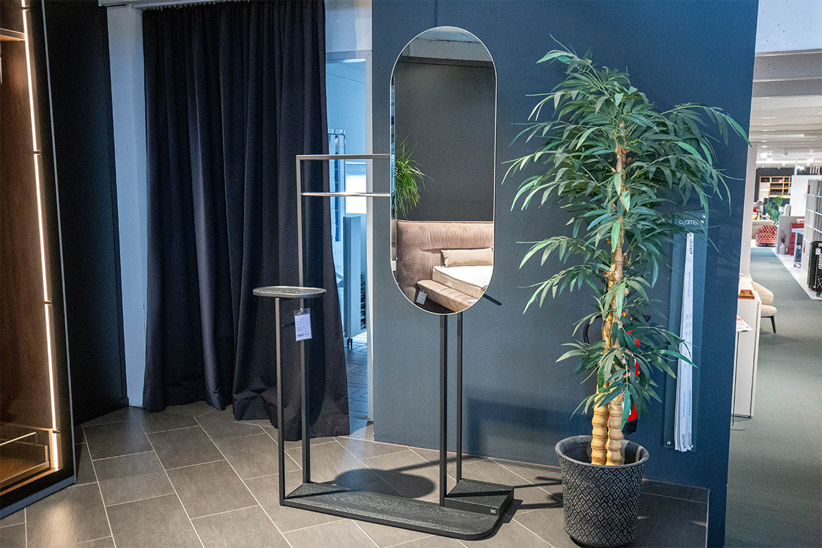 Garderobe Stummer Diener 907 mit Spiegel von Rolf Benz im Sale