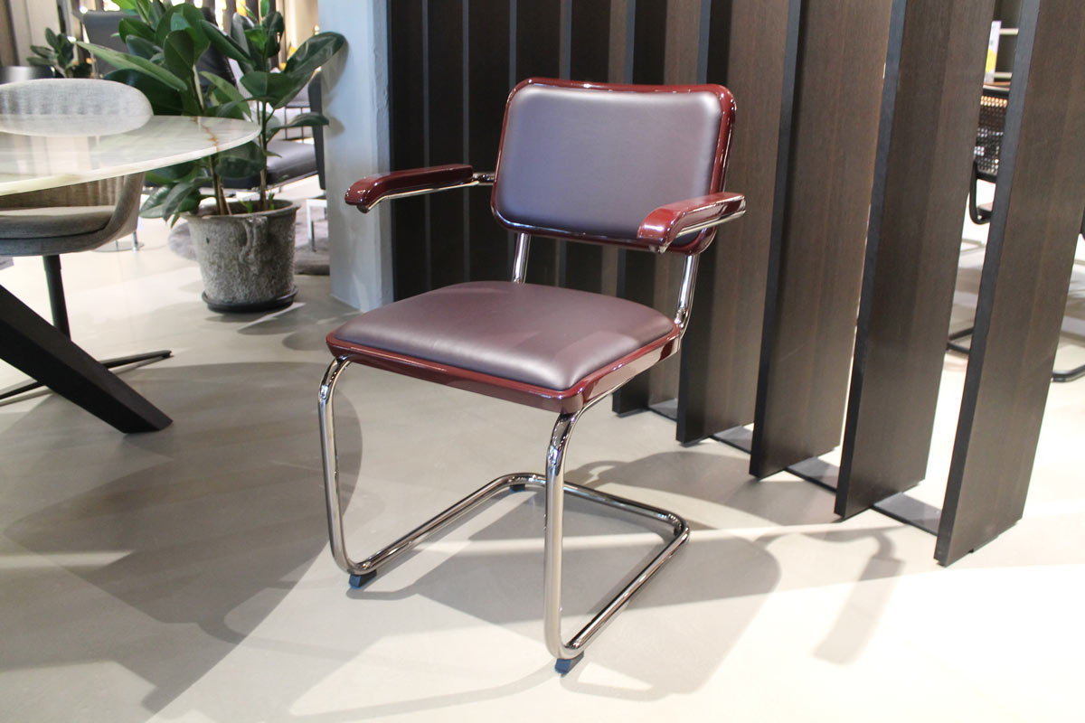 Freischwinger S64 P, Serious 02 ruby red (2x vorhanden) von Thonet für 1.990 € Freischwinger S64 P, Serious 02 ruby red (2x vorhanden) von Thonet für 1.990 €